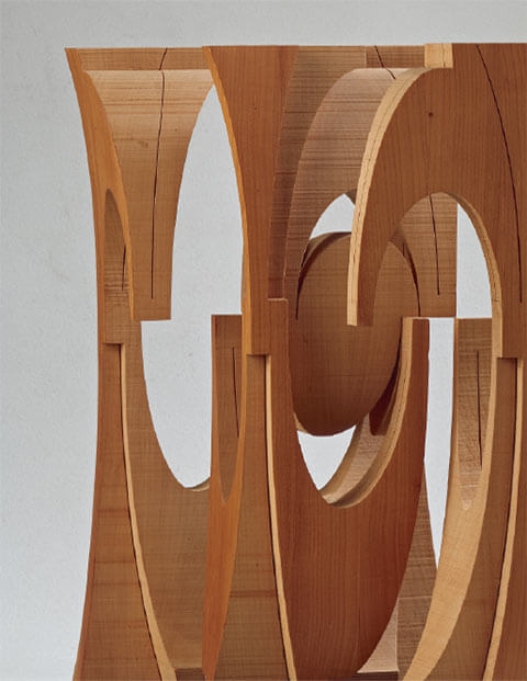 Ellipsoid 3-teilig verstellbar, 1991, Kirschbaumholz, 64 x 28 x 16 cm. Kernteil mit den zwei Aussenteilen auseinandergezogen, Foto Walter Grunder