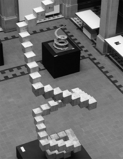 Der steigende Würfel, 1998. Ansicht von der Galerie aus, Foto Thomas Mayer