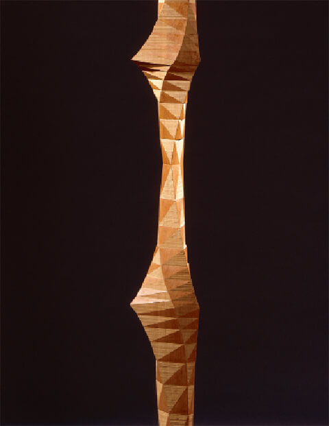 Polyederischer Doppelkopf, Seitenansicht, 1989, Kirschbaumholz, 149 x 21 x 17 cm, Foto Walter Grunder