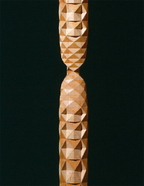 Polyederische Stele, Die Blicke, 1999, Kirschbaumholz, 160 x 21 x 14 cm, Foto Walter Grunder